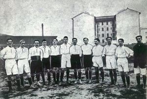 1910년 이탈리아 대표팀은 원래 흰색 유니폼을 입었다.