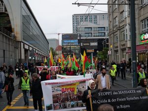 2019년 10월 8일, 베를린에서 터키의 시리아 북동부 공격에 항의하는 SDF 지지자들의 시위