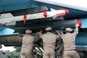 시리아의 후메이밈 기지에 있는 Su-34기에 KAB-500KR 유도폭탄을 장착하는 러시아 공군 병사들