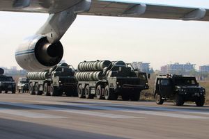 S-400 대공 미사일 시스템 하역("후메이밈" 공군기지, 시리아 아랍 공화국)