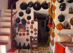 왼쪽에 있는 칼라로 이어지는 계단과 배경에 있는 키르타트