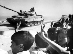 1987년 1월 1일, 아프가니스탄을 떠나는 제5근위 기계화보병사단 소속 "베를린" 전차연대의 소련 T-62M 전차