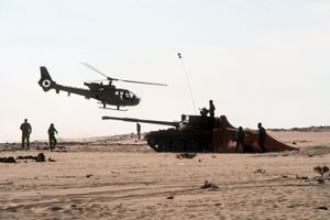 1982년 이집트군 T-62 전차. 포탑 측면의 부착물에 주목.