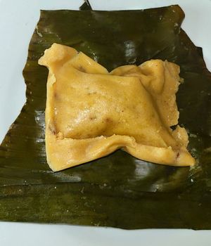 옥수수 가루, 설탕, 코코넛 밀크, 향신료, 바닐라, 건포도로 만든 자메이카식 타이어리프.