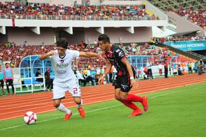 2015년 크리스티안 볼라뇨스(Christian Bolaños)가 론날드 마타리타(Rónald Matarrita)와 공을 다투는 모습