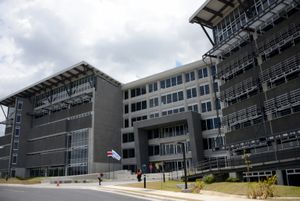 산호세 산페드로에 위치한 시우다드 데 라 인베스티가시온(Ciudad de la Investigación)의 사회과학대학 건물