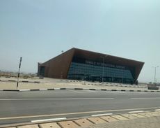 타말레 국제공항의 도로변 전경