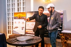 부켈레와 멕시코 건축가 페르난도 로메로(Fernando Romero)가 계획된 비트코인 시티 공항 모형과 함께