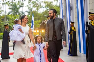 2024년 부켈레와 그의 아내, 두 딸