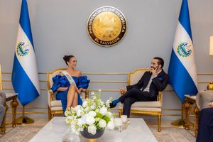 2023년 10월 부켈레와 2022년 미스 유니버스 R'Bonney Gabriel