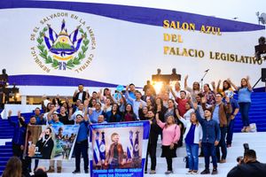 2023년 의회 회의실 앞 부켈레 지지자들의 모임