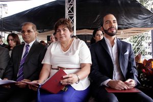 오스카 로메로의 시복식에서 당시 부통령이었던 오스카 오르티스 부부와 함께