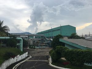 아우아차판 지열 발전소. 로스 아우솔레스 지역의 간헐천 및 온천 활동과 관련 있다.