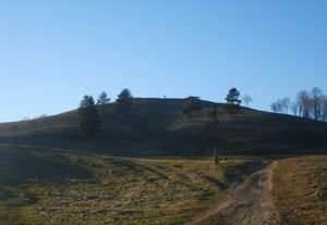 샤트리야스 언덕성: 1421년 기독교로 개종될 때까지 사모기티아 북부의 행정, 방어 및 종교 중심지