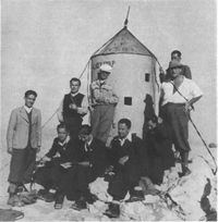 1939년 8월 12일, 15세의 페타르 2세 국왕이 트리글라브산 정상(2,863.65m)에 있는 유고슬라비아 왕국, 파시스트 이탈리아 및 나치 독일의 삼국 접경지점 근처에서 찍은 사진; 20일 후, 독일은 폴란드를 침공했다.