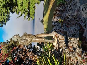 탐험가 퀸틴 맥킨논의 동상. 배경에는 테 아나우 호수가 보인다.