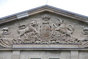 1914년, 영국 왕실 문장이 매핀(Mappin) 블록 위 박공의 고벽에 새겨졌다.