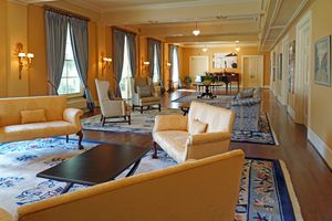 긴 복도는 시노와즈리 장식이 특징이며, 윌링던 후작 부인이 수집한 것이다.