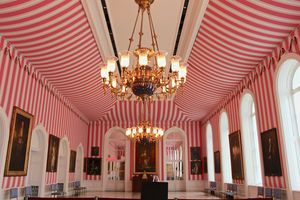 천막 방의 모습은 줄무늬 천을 벽에 드리운 초기 사용에서 따왔습니다.