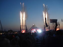 비욘세는 4 발매 전날 2011 글래스톤베리 페스티벌에서 "Crazy in Love"로 공연을 시작했다. 그녀는 20년 넘게 이 행사의 헤드라인을 장식한 최초의 여성 솔로 아티스트였다.