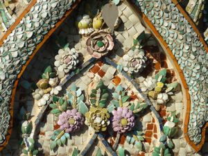 프랑과 사원 건물은 자기 조각으로 장식되어 있다.