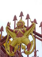 라마 2세 국왕의 어새, 가루다가 나가를 잡고 있는 모습 (왓 아룬, 방콕)