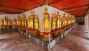 회랑의 불상들. 회랑은 각 방향에 하나씩 네 개의 휘하라 또는 휘하른으로 나뉘어져 있다.