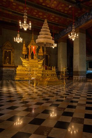 부사복 말라 마하 짝라팟 피만과 풋탄 깐짠싱핫 왕좌. 후자는 9층 왕실 우산으로 장식되어 있다.