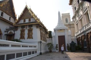 파이산탁신 홀 서쪽의 호 프라 탓 몬티엔