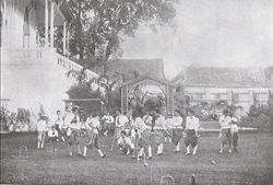 시왈라이 정원에서 크로케트 게임을 즐기는 내궁의 왕족 여성들.