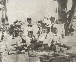 라마 5세 재위 시절 내전의 여러 왕족 여성들의 단체 사진.