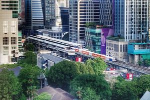 방콕의 상업 지구인 사톤을 지나는 수라삭 역