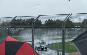 빗길에서 진행된 예선 경기 중 2번 코너를 통과하는 새로운 메르세데스 팀 동료, 루이스 해밀턴과 니코 로스베르크