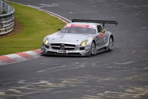 2010년 뉘르부르크링 노르드슐라이페 VLN 레이스 8에서 경주하는 메르세데스-벤츠 SLS AMG GT3