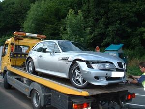회수 트럭 위에 전복된 BMW Z3 M 쿠페(BMW M Coupe)이다.
