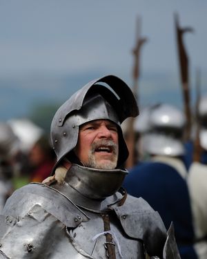 재연자가 샐릿을 착용하고 있다