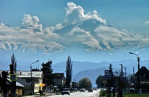 산맥이 보이는 날치크 외곽의 거리 풍경
