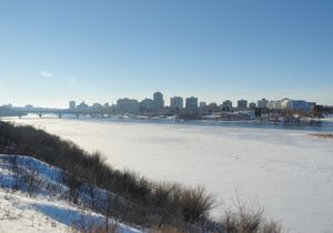 사우스 서스캐처원 강(South Saskatchewan River)이 도시를 가르는 사스커툰의 겨울 풍경. 이 도시의 겨울은 길고 춥다.