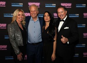 왼쪽부터, WOW 총괄 프로듀서 제이니 버스, 바이아컴CBS 글로벌 배급 사장 댄 코헨, 멘데즈, 그리고 WOW 설립자 데이비드 맥클레인