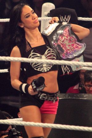 AJ 리는 2014년 9월에 이브 토레스를 3회로 따라잡았습니다. 그녀는 295일 동안 WWE 디바스 챔피언을 역임한 두 번째로 긴 기록을 가지고 있습니다. 그녀는 또한 레슬매니아에서 WWE 디바스 챔피언십을 방어하고 유지한 최초이자 유일한 여성입니다.