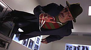 프레디 크루거가 새로운 악몽에서 보여준 모습은 웨스 크레이븐이 원래 1984년 영화 엘름가의 악몽에서 맡긴 캐릭터의 모습이었다.