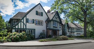 굴 레이크(미시간 주)에 있는 켈로그 하우스. 윌리엄 케이스 켈로그(William Keith Kellogg)가 그의 별장을 미시간 주립대학교에 기증했으며, 현재 미시간 주립대학교 생물 및 농업 연구를 위한 컨퍼런스 센터로 사용되고 있다.