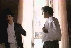 댄슨이 연기한 캐릭터가 자신의 판넬 옆에 서 있다.