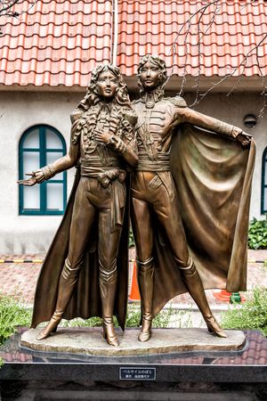 다카라즈카에 있는 다카라즈카 대극장(宝塚大劇場)의 오스칼과 앙드레 동상