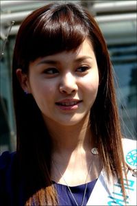 2007년 4월 4일 동아일보 사옥 앞에서 식목일 기념 무궁화 묘목 무료 나눠주기 행사에서 아이비.