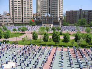 우루무치에서 지진 희생자들을 추모하는 학생들