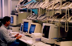 2001년 벨빌의 노텔 연구소에서 근무하는 기술자