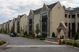 퀸즈 캠퍼스에 위치한 파운더스 빌리지 타운하우스