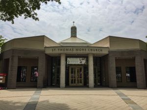 퀸즈 캠퍼스 그레이트 론(Great Lawn)에 위치한 세인트 토마스 모어(St. Thomas More) 대학 교회