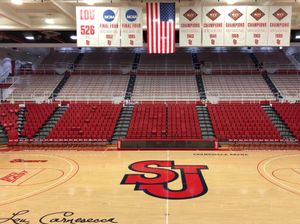 세인트존스대학교 남녀 농구팀, 여자 배구팀, 남녀 펜싱팀의 홈구장인 카네세카 아레나 내부